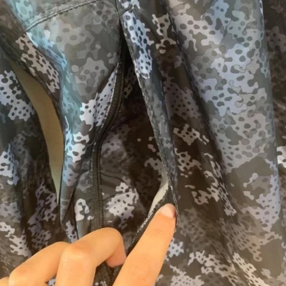 Black & Gray Columbia Camouflage Zip Up Windbreaker Rain Jacket [Small] - Picture 4 of 4